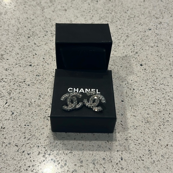 🖤🖤 CHANNEL EARRING’S 🖤🖤
AUTHENTIC-I’ve dropped the price as far as I can. - Picture 3 of 4